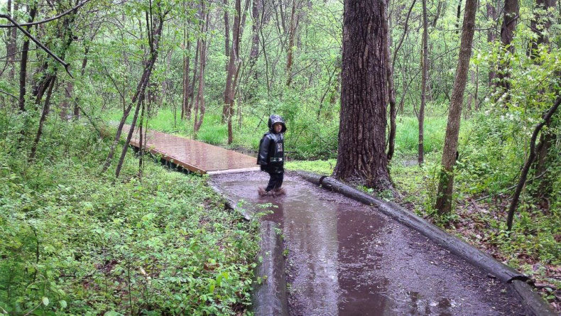 5 Things kids enjoy about hiking in rain and cold by Vong Hamilton for Hike it Baby.
