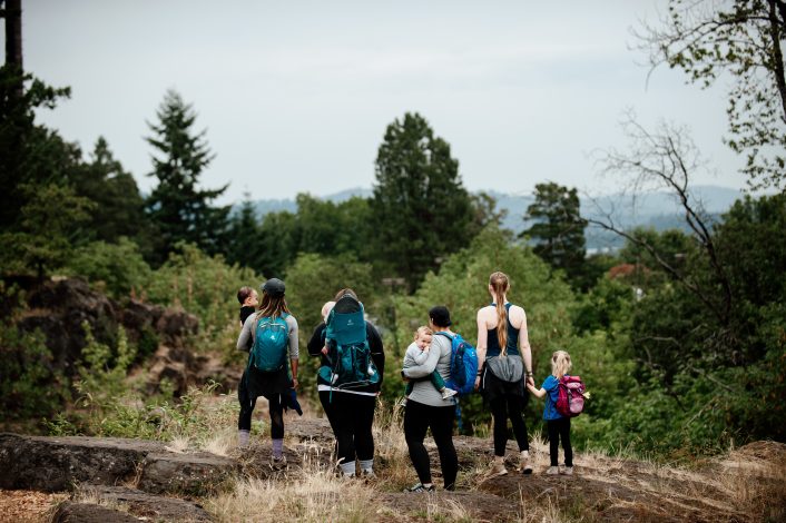 show how families hike together