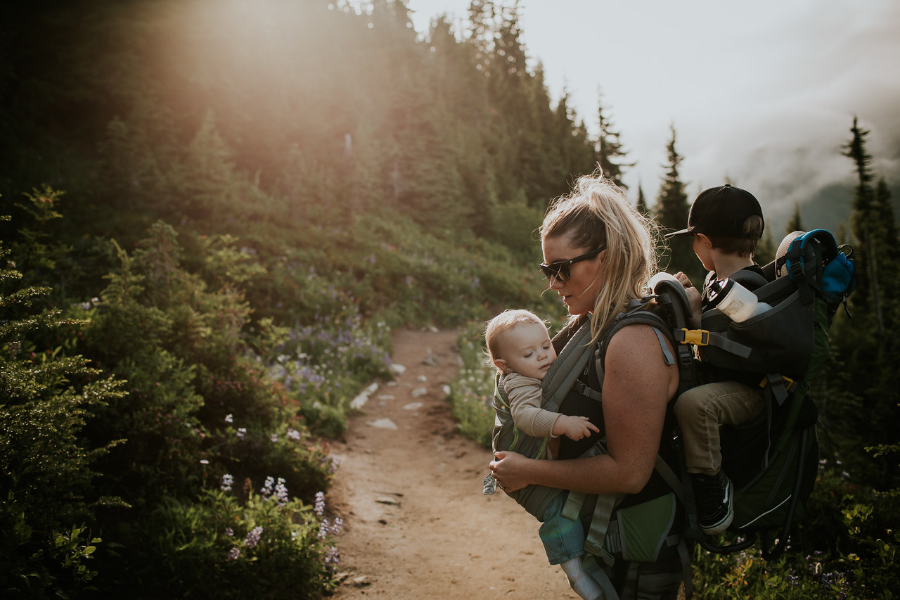 How to tandem carry while hiking by Sam Reddy for Hike it Baby